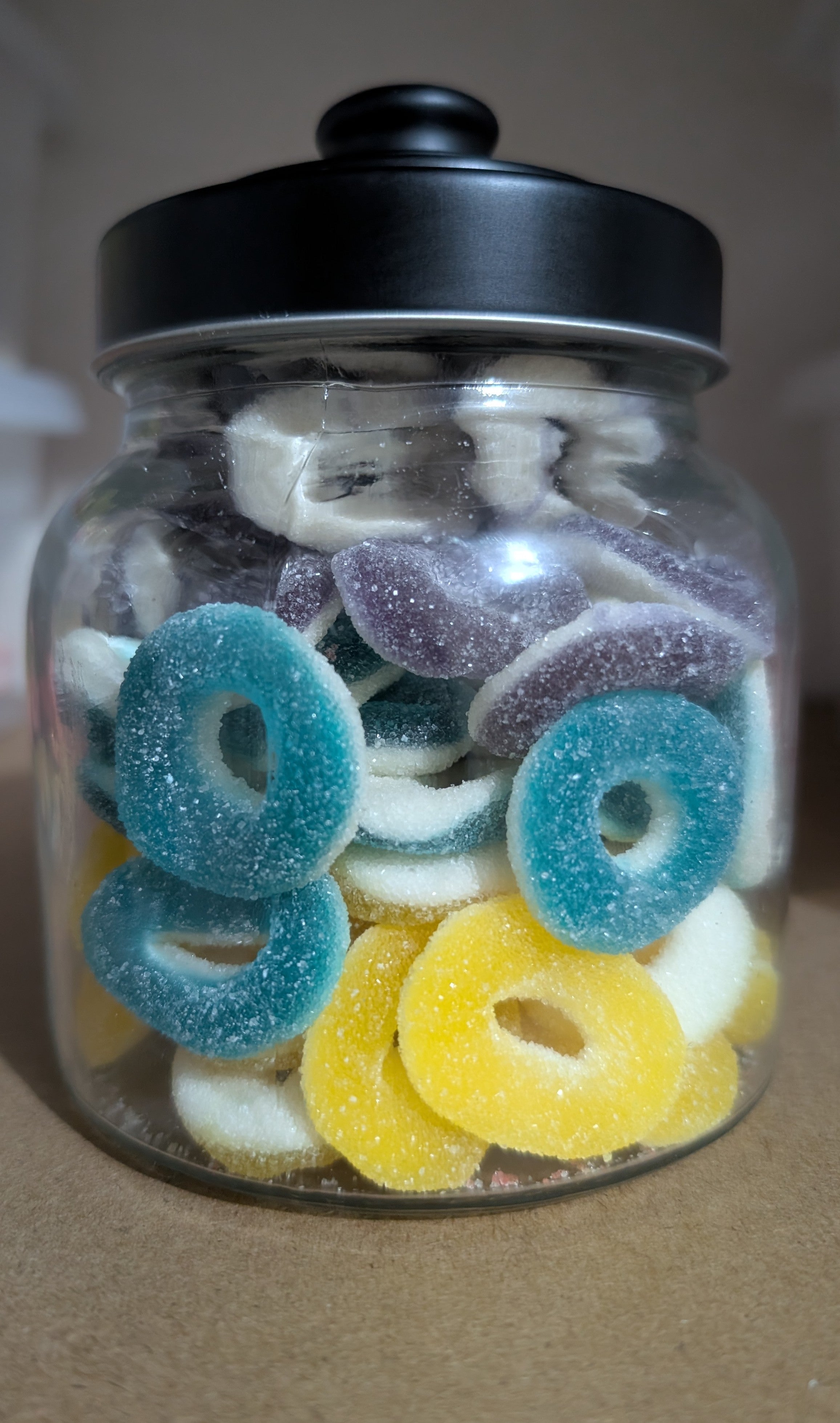 Bonbonnière anneau 400 gr avec gravure lettres.